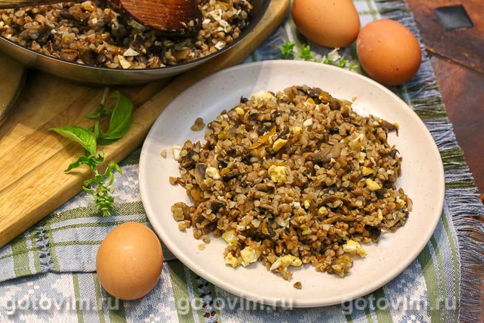 Photo of Гречка с грибами и вареным яйцом на сковороде. Рецепт с фото