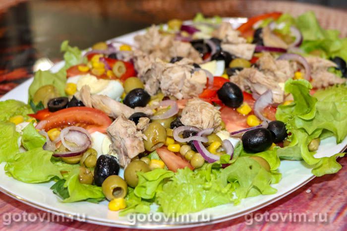 Photo of Салат с консервированным тунцом, яйцом и овощами. Рецепт с фото