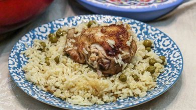 Photo of Куриные бедра на сковороде с рисом и зеленым горошком. Рецепт с фото
