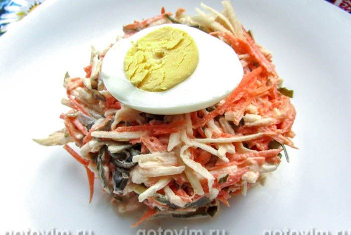 Photo of Салат из морской капусты с яйцом, огурцом, морковью и яблоками. Рецепт с фото