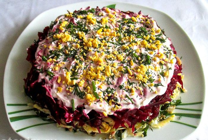 Photo of Слоеный салат из свеклы, морской капусты и шпрот. Рецепт с фото