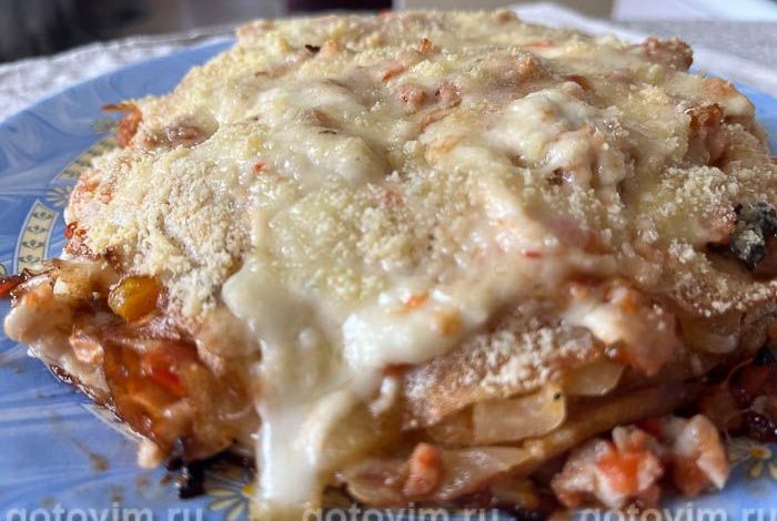 Photo of Блинный мясной пирог с сыром моцарелла и соусом бешамель. Рецепт с фото
